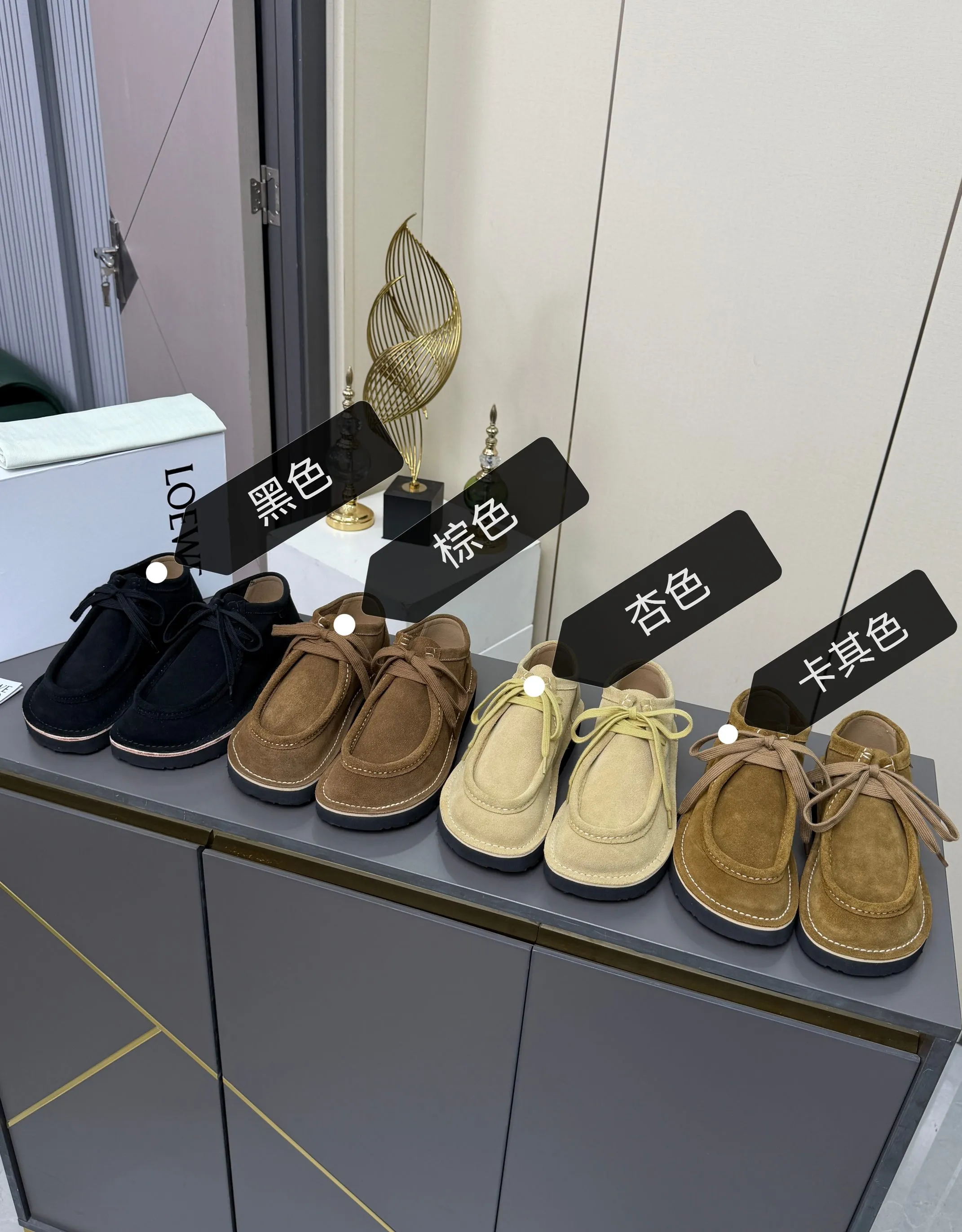 👟👟Ex-factory price 560👟👟 LOEWE·Loewe's latest kangaroo shoes, split cow leather, suede cow leather, thick-soled lace-up casual shoes, lace-up retro British style, from design to texture, allowing you to easily have a high-end luxury wearing experience. The upper is made of imported high-mercerized smooth cow suede. The delicate texture has a natural velvet-like sheen. Every inch exudes low-key sophistication. It is matched with the light-feeling EVA foam outsole. The 3-centimeter heel height is just right. It not only quietly elongates the body shape, but also brings the comfort of walking on the ground! The original version was purchased and developed, and the details are well handled. It is worth owning. It has a unique fashionable and trend-leading style. It is highly recommended to stock up. The shoe style is great, the leather is soft and comfortable, very comfortable on the feet and easy to match. ✦Fabric: imported high mercerized cowhide ✦Lining: no lining ✦Outsole: original EVA foam outsole ✦Number of sizes: women's size: 35#-40# (TT)